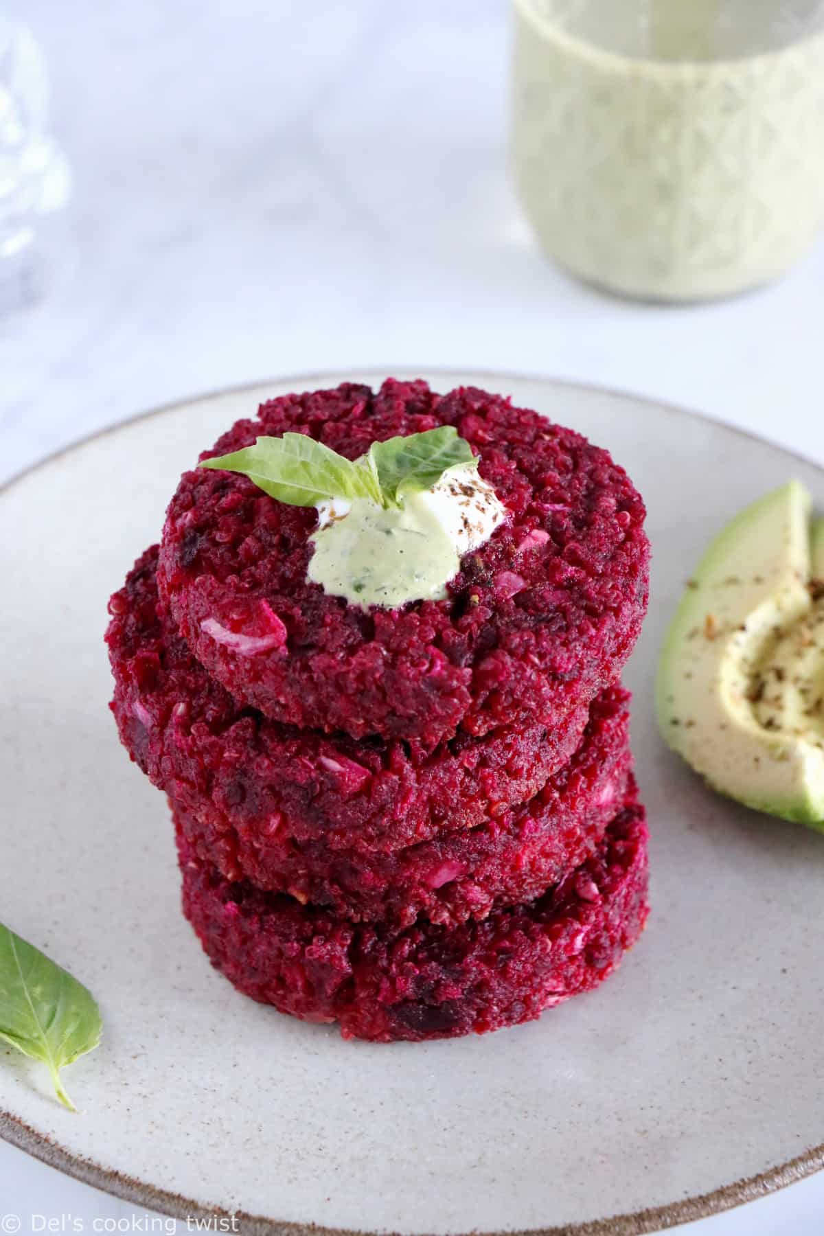 Apportez de la couleur à vos repas en préparant ces galettes de betteraves et quinoa réalisées avec de la ricotta.