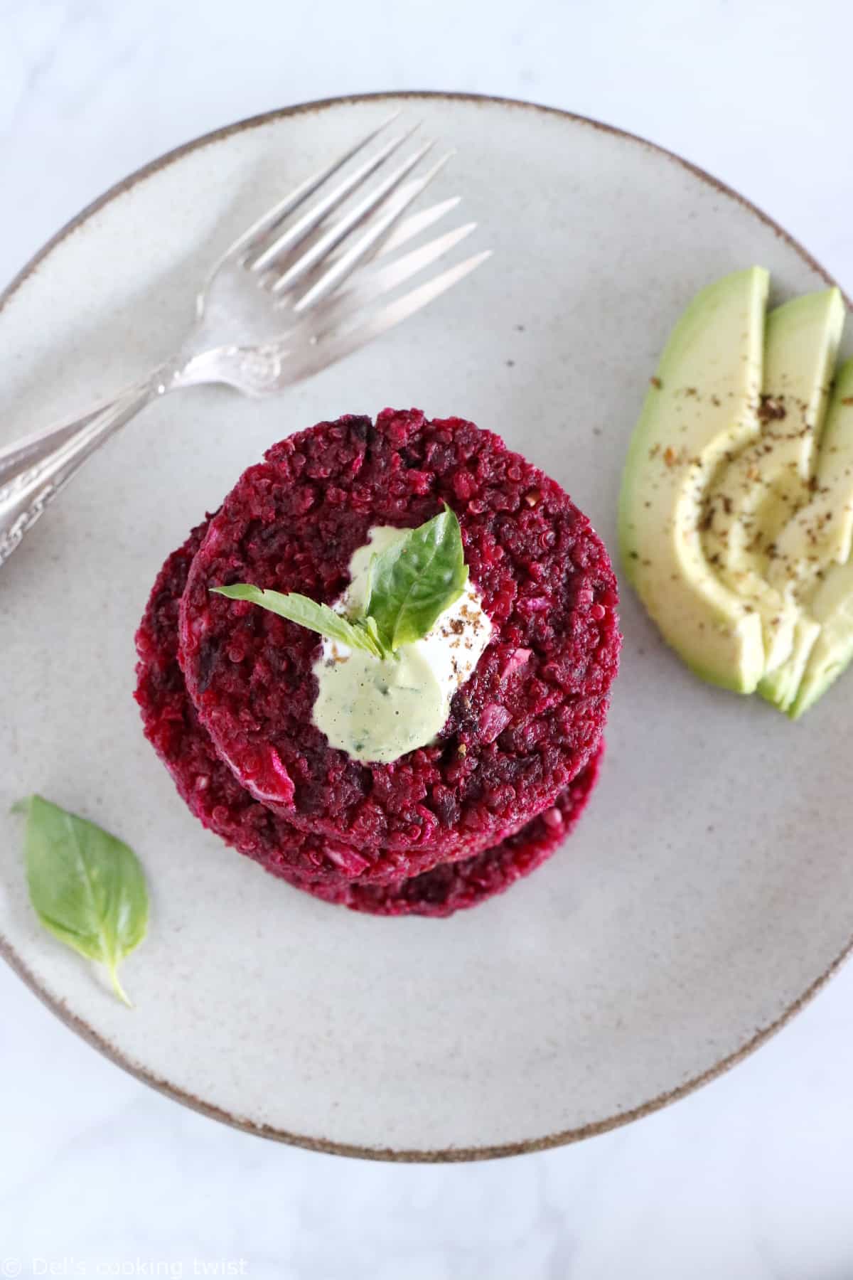 Bring colors to your meals with these veggie beet patties, prepared with beets, quinoa and ricotta cheese.