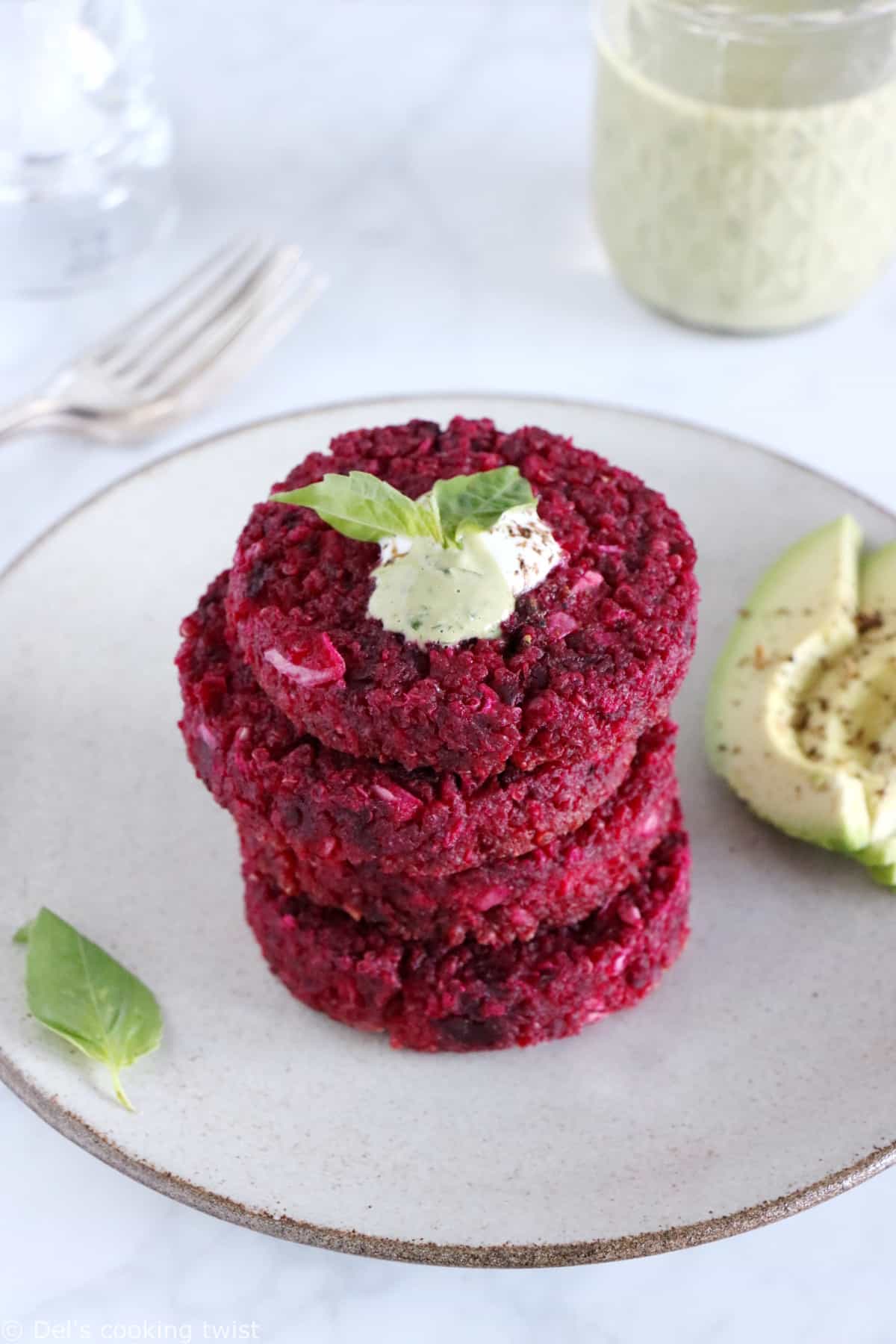 Bring colors to your meals with these veggie beet patties, prepared with beets, quinoa and ricotta cheese.