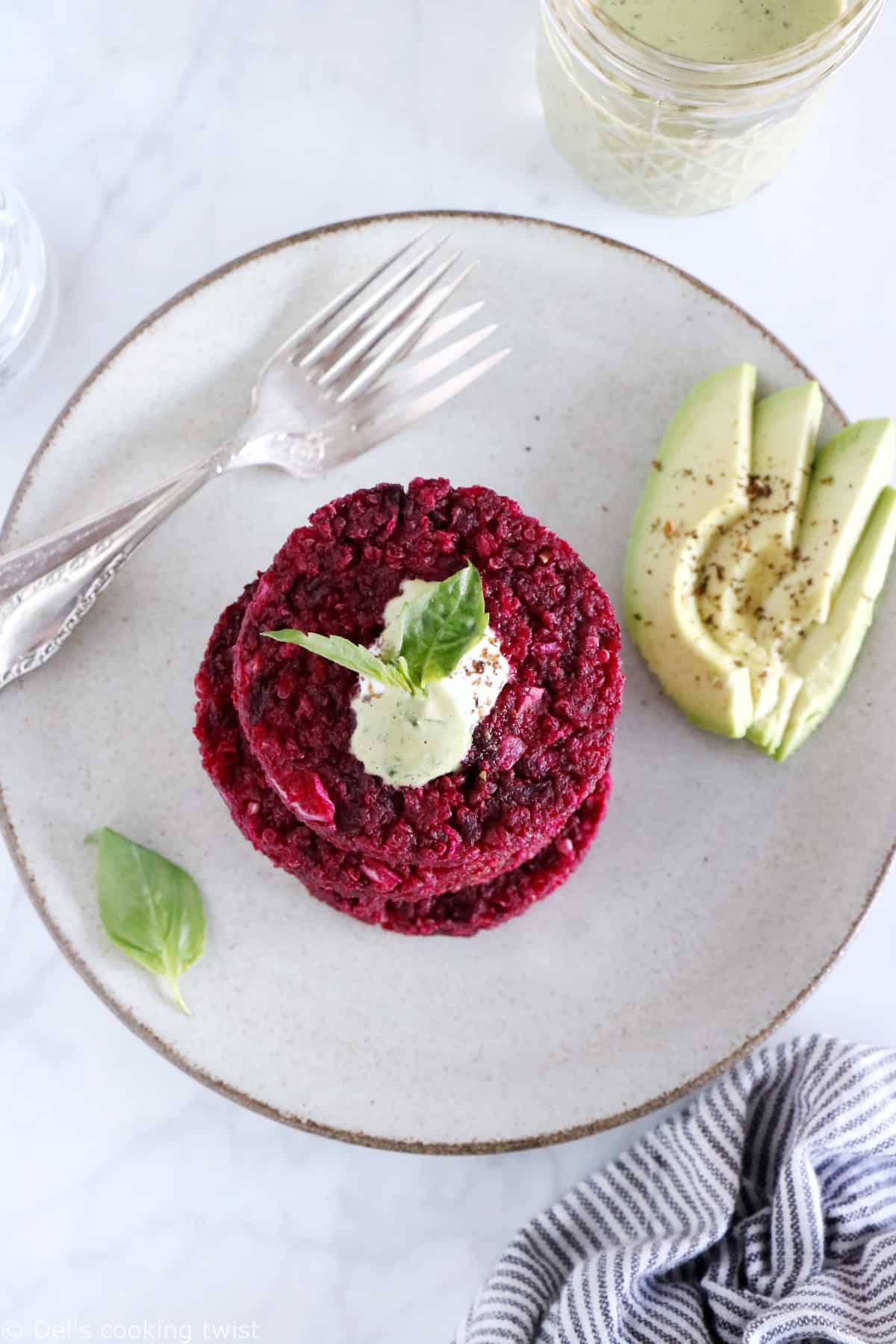 Apportez de la couleur à vos repas en préparant ces galettes de betteraves et quinoa réalisées avec de la ricotta.