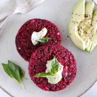 Bring colors to your meals with these veggie beet patties, prepared with beets, quinoa and ricotta cheese.