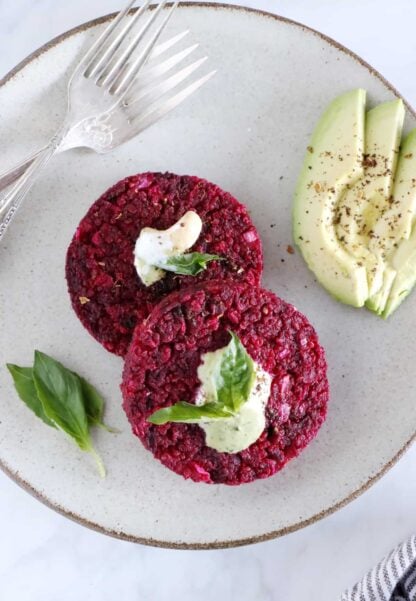 Apportez de la couleur à vos repas en préparant ces galettes de betteraves et quinoa réalisées avec de la ricotta.