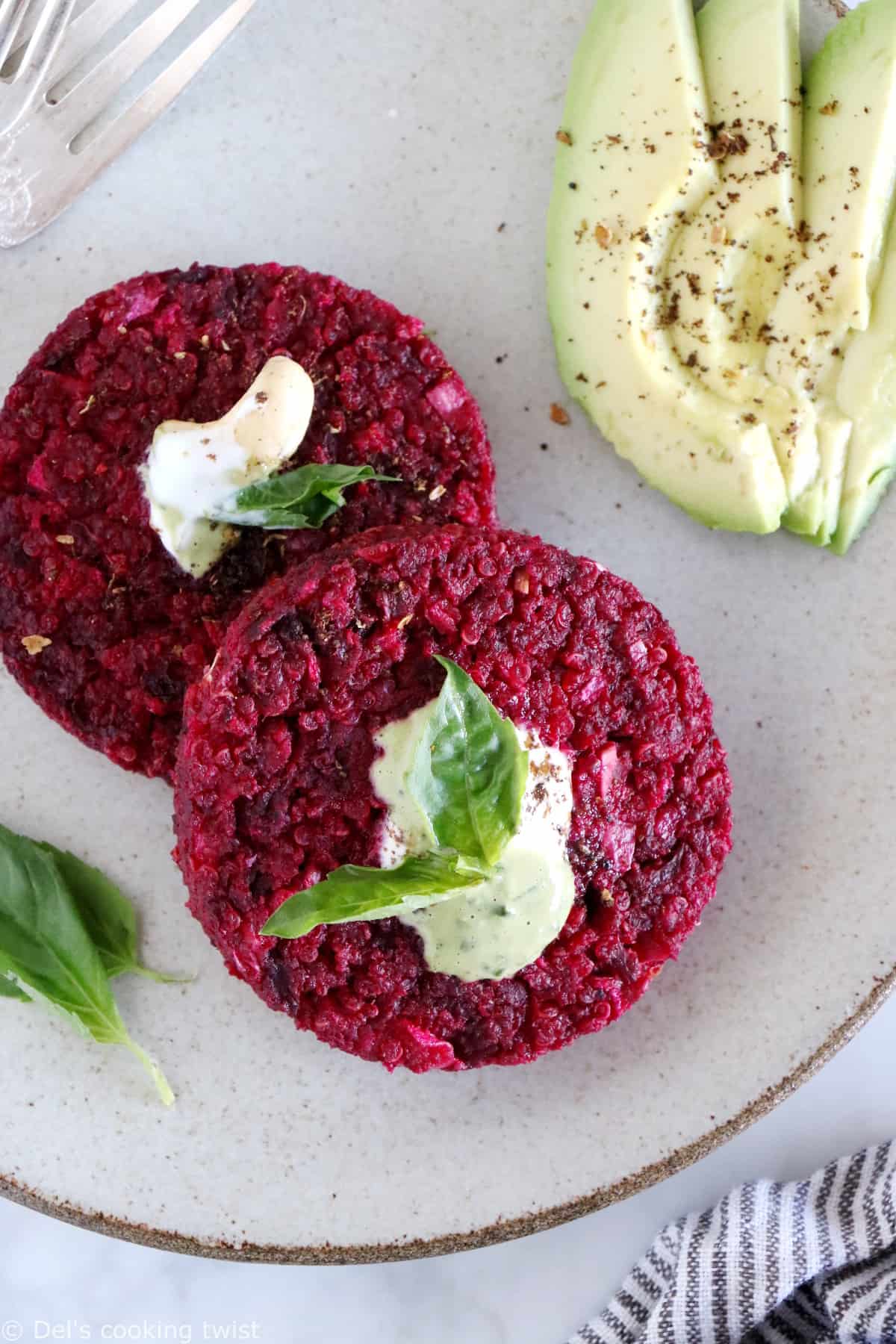 Bring colors to your meals with these veggie beet patties, prepared with beets, quinoa and ricotta cheese.