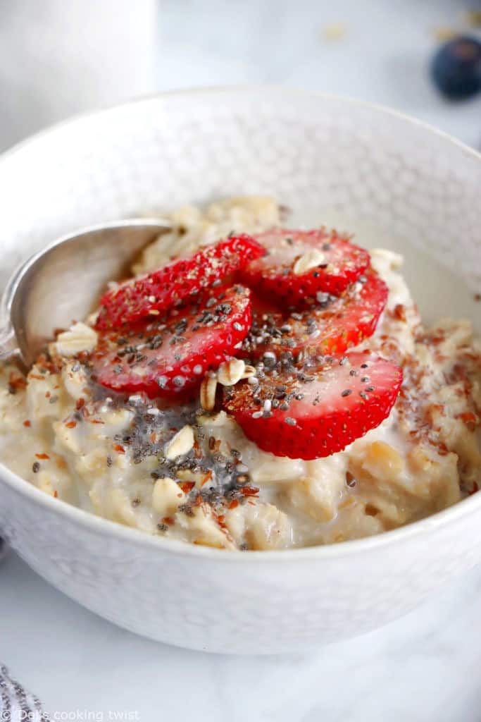 Apprenez à réaliser la vraie recette du porridge. Avec seulement 2 ingrédients et quelques minutes de préparation, vous obtenez un délicieux porridge aux flocons d'avoine.