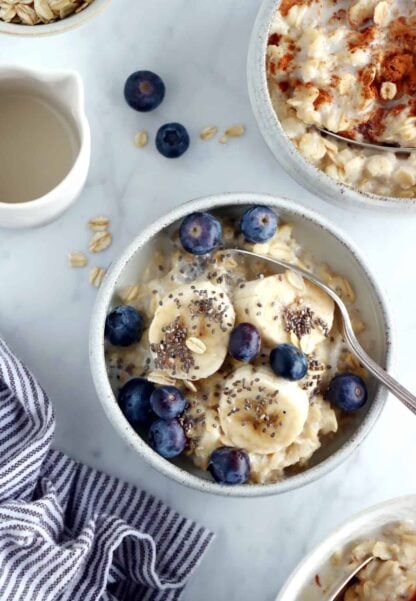 Apprenez à réaliser la vraie recette du porridge. Avec seulement 2 ingrédients et quelques minutes de préparation, vous obtenez un délicieux porridge aux flocons d'avoine.