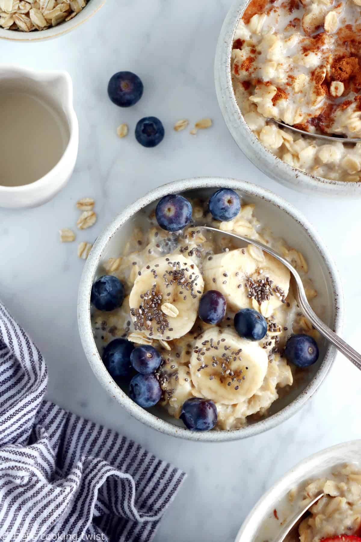 Apprenez à réaliser la vraie recette du porridge. Avec seulement 2 ingrédients et quelques minutes de préparation, vous obtenez un délicieux porridge aux flocons d'avoine.