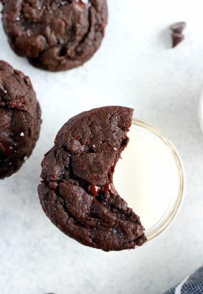 Découvrez la recette ultime de cookies tout chocolat aux pépites de chocolat. On y retrouve un coeur riche, moelleux et légèrement croustillant sous la langue, avec une intense saveur chocolatée doublée par des pépites de chocolat.