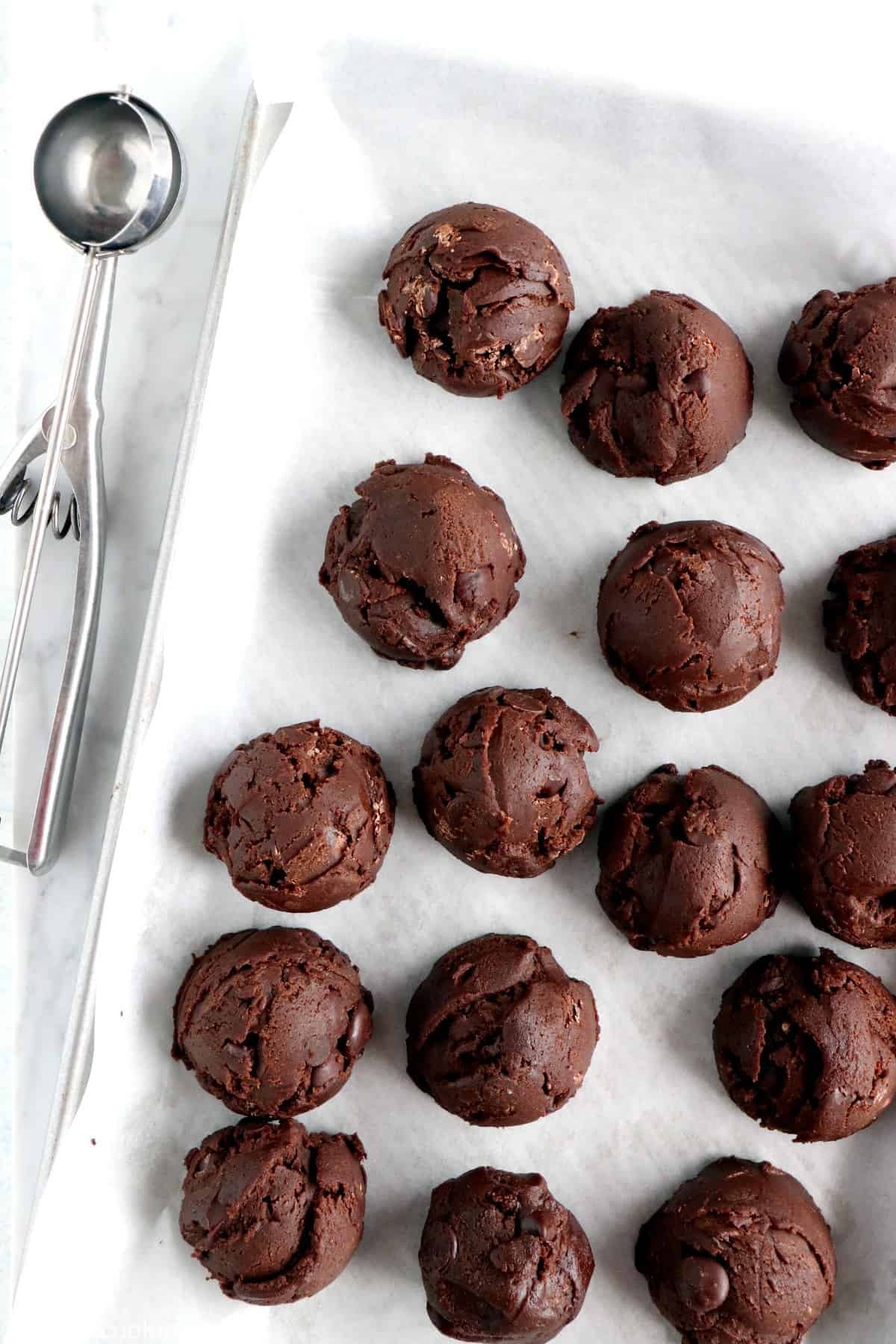 Découvrez la recette ultime de cookies tout chocolat aux pépites de chocolat. On y retrouve un coeur riche, moelleux et légèrement croustillant sous la langue, avec une intense saveur chocolatée doublée par des pépites de chocolat.