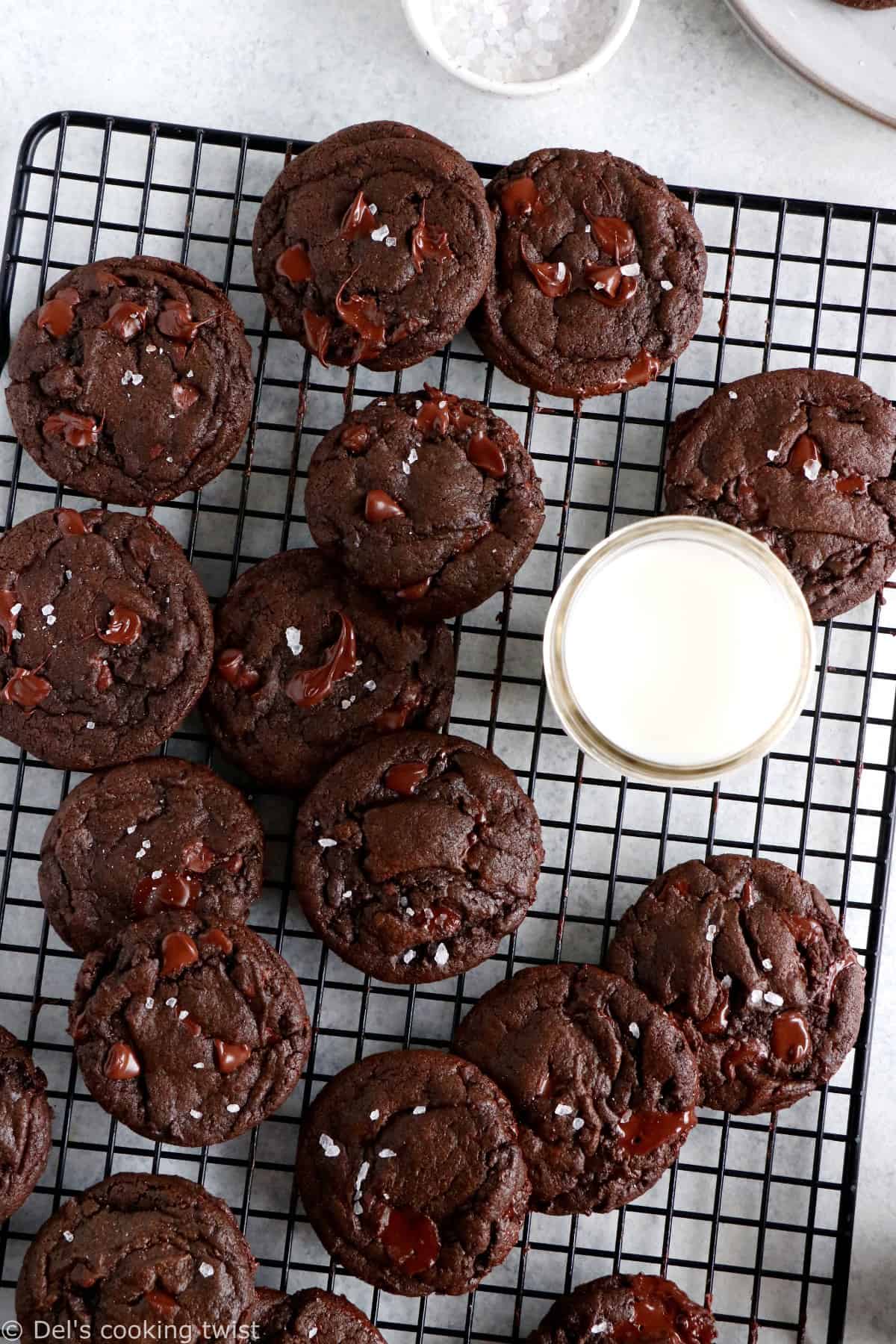 Découvrez la recette ultime de cookies tout chocolat aux pépites de chocolat. On y retrouve un coeur riche, moelleux et légèrement croustillant sous la langue, avec une intense saveur chocolatée doublée par des pépites de chocolat.