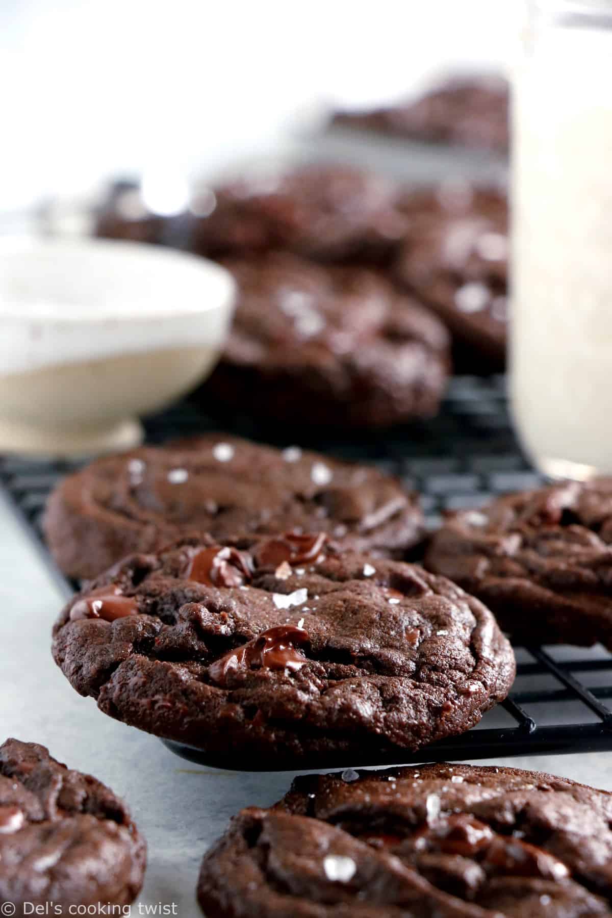 Découvrez la recette ultime de cookies tout chocolat aux pépites de chocolat. On y retrouve un coeur riche, moelleux et légèrement croustillant sous la langue, avec une intense saveur chocolatée doublée par des pépites de chocolat.