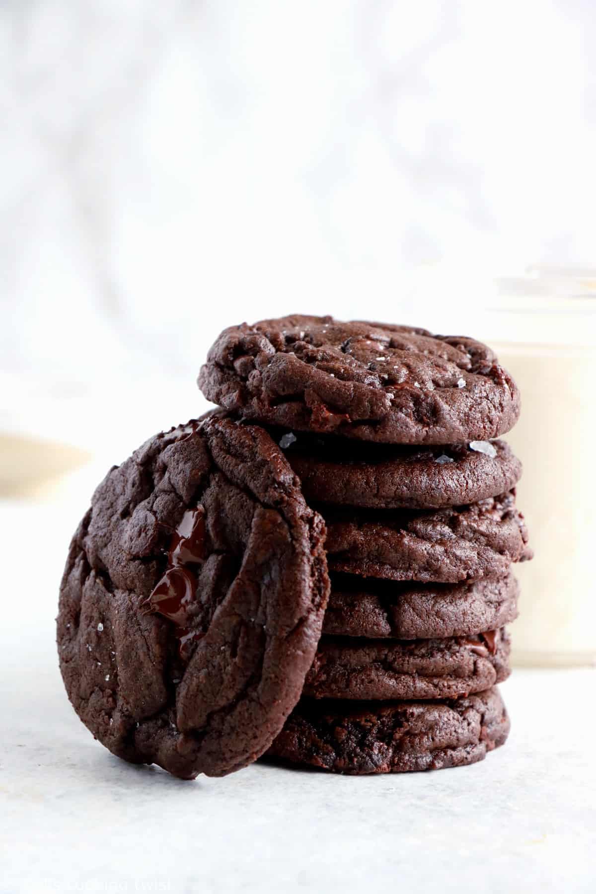 Découvrez la recette ultime de cookies tout chocolat aux pépites de chocolat. On y retrouve un coeur riche, moelleux et légèrement croustillant sous la langue, avec une intense saveur chocolatée doublée par des pépites de chocolat.