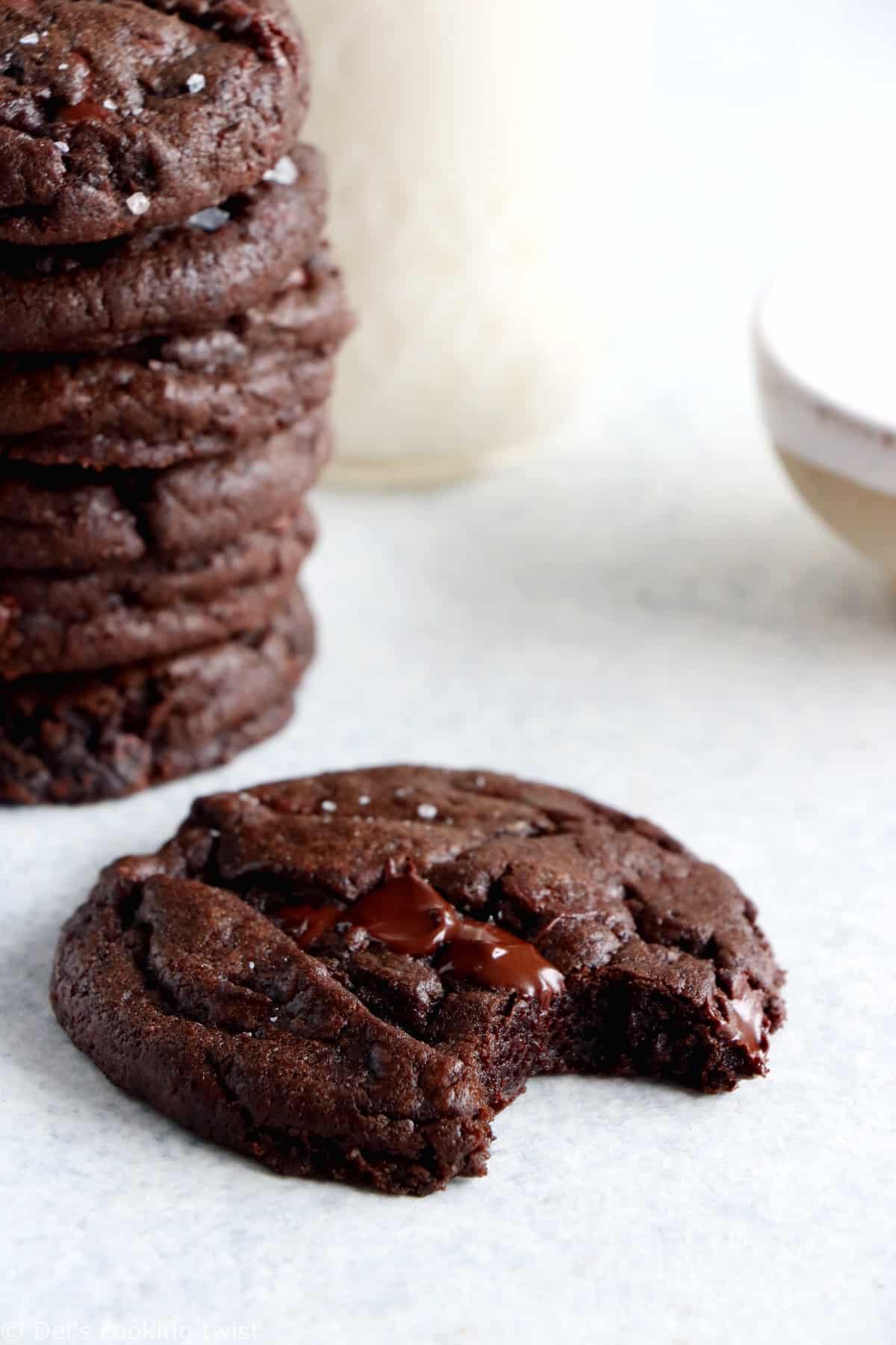 Découvrez la recette ultime de cookies tout chocolat aux pépites de chocolat. On y retrouve un coeur riche, moelleux et légèrement croustillant sous la langue, avec une intense saveur chocolatée doublée par des pépites de chocolat.