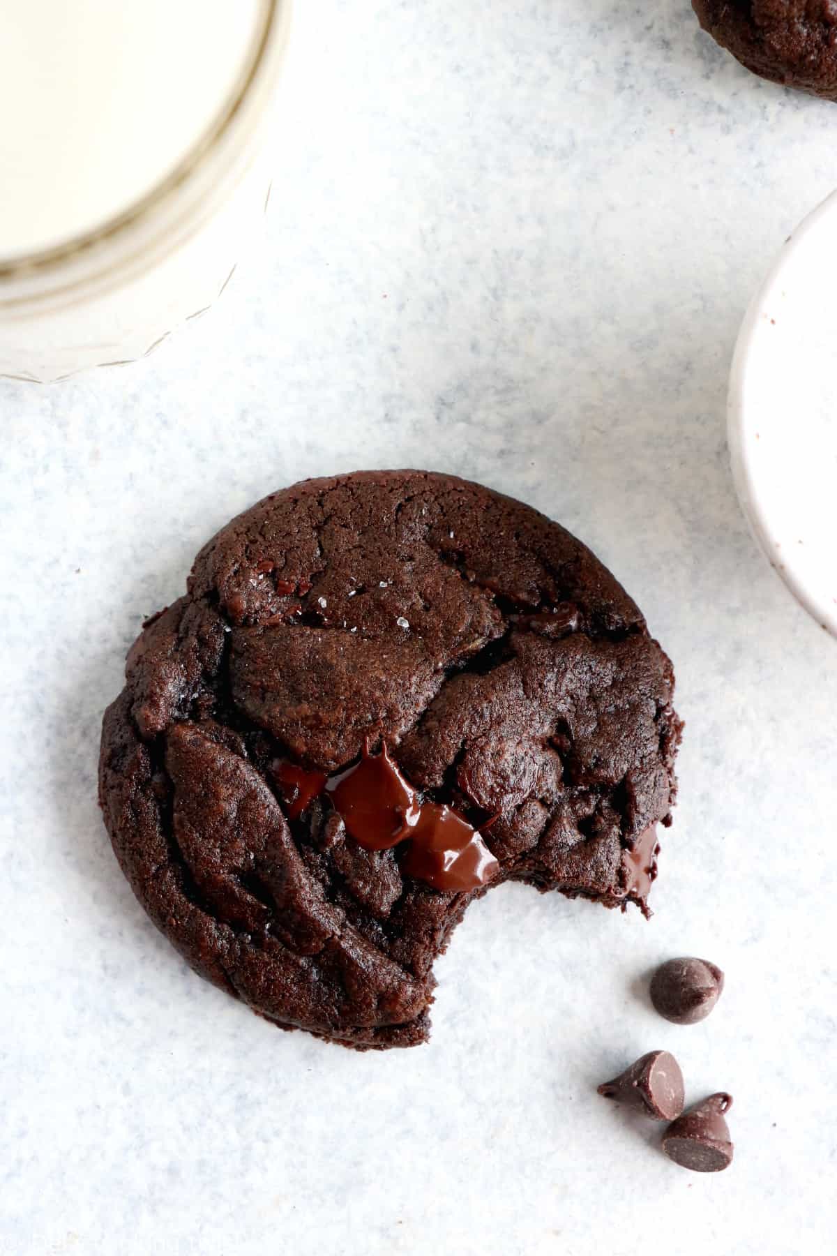 Découvrez la recette ultime de cookies tout chocolat aux pépites de chocolat. On y retrouve un coeur riche, moelleux et légèrement croustillant sous la langue, avec une intense saveur chocolatée doublée par des pépites de chocolat.
