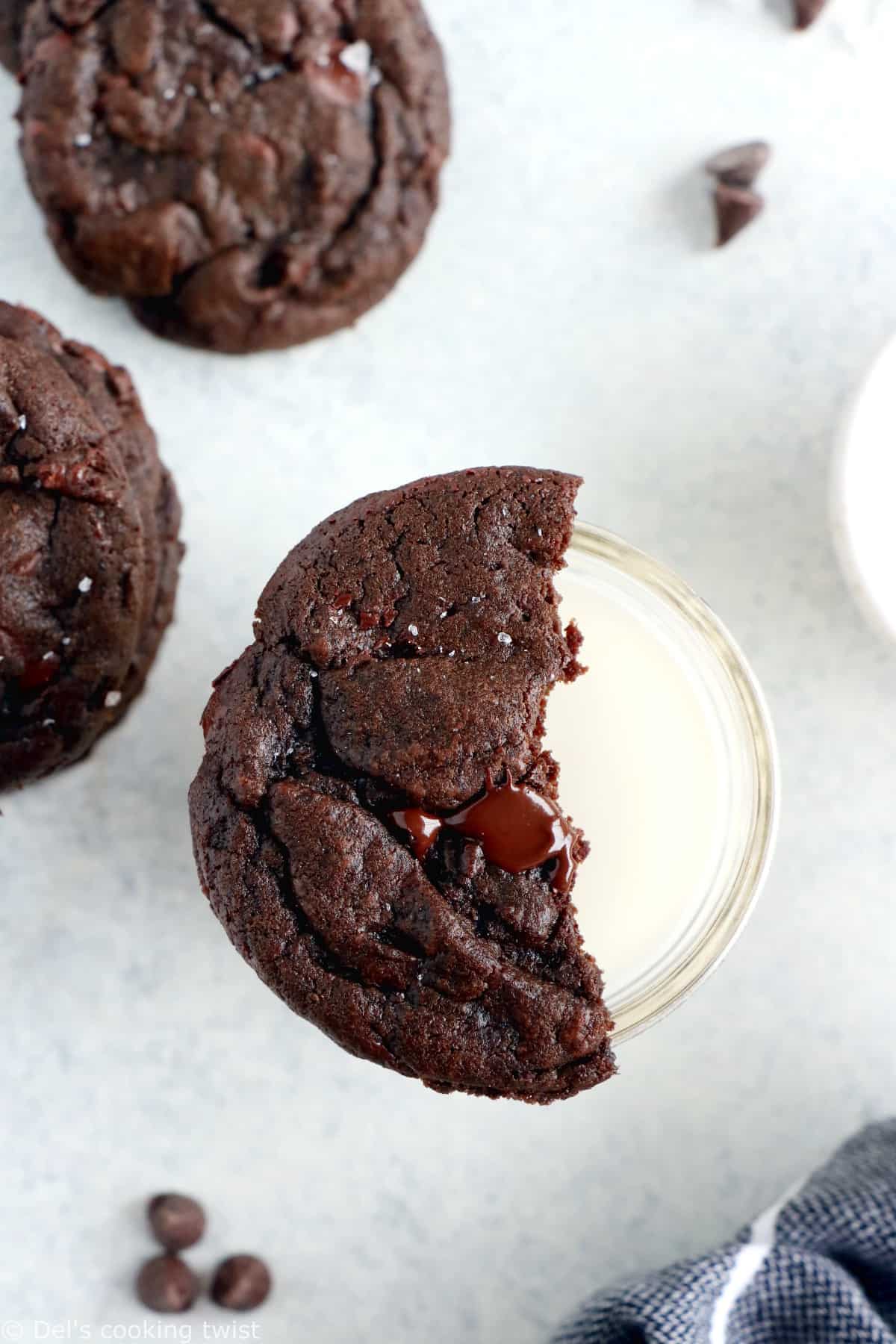 Découvrez la recette ultime de cookies tout chocolat aux pépites de chocolat. On y retrouve un coeur riche, moelleux et légèrement croustillant sous la langue, avec une intense saveur chocolatée doublée par des pépites de chocolat.