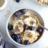 Apprenez à réaliser la vraie recette du porridge. Avec seulement 2 ingrédients et quelques minutes de préparation, vous obtenez un délicieux porridge aux flocons d'avoine.