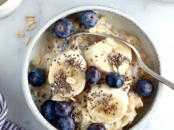 Apprenez à réaliser la vraie recette du porridge. Avec seulement 2 ingrédients et quelques minutes de préparation, vous obtenez un délicieux porridge aux flocons d'avoine.