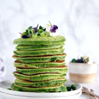 Des pancakes verts aux épinards et à la farine de pois chiches réalisés sans gluten, sans lactose et qui plaisent aux petits dès 6 mois.