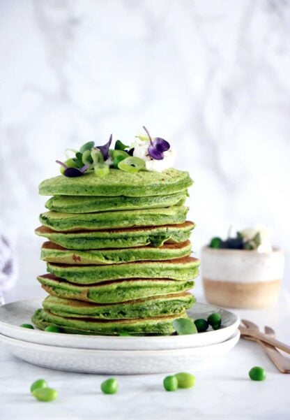 Des pancakes verts aux épinards et à la farine de pois chiches réalisés sans gluten, sans lactose et qui plaisent aux petits dès 6 mois.