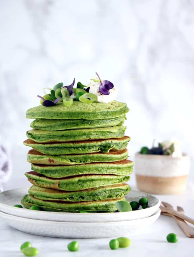 Des pancakes verts aux épinards et à la farine de pois chiches réalisés sans gluten, sans lactose et qui plaisent aux petits dès 6 mois.