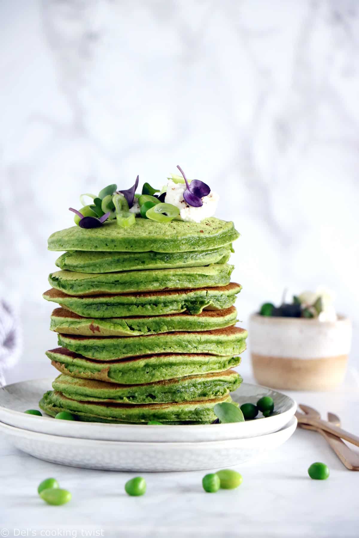 Des pancakes verts aux épinards et à la farine de pois chiches réalisés sans gluten, sans lactose et qui plaisent aux petits dès 6 mois.