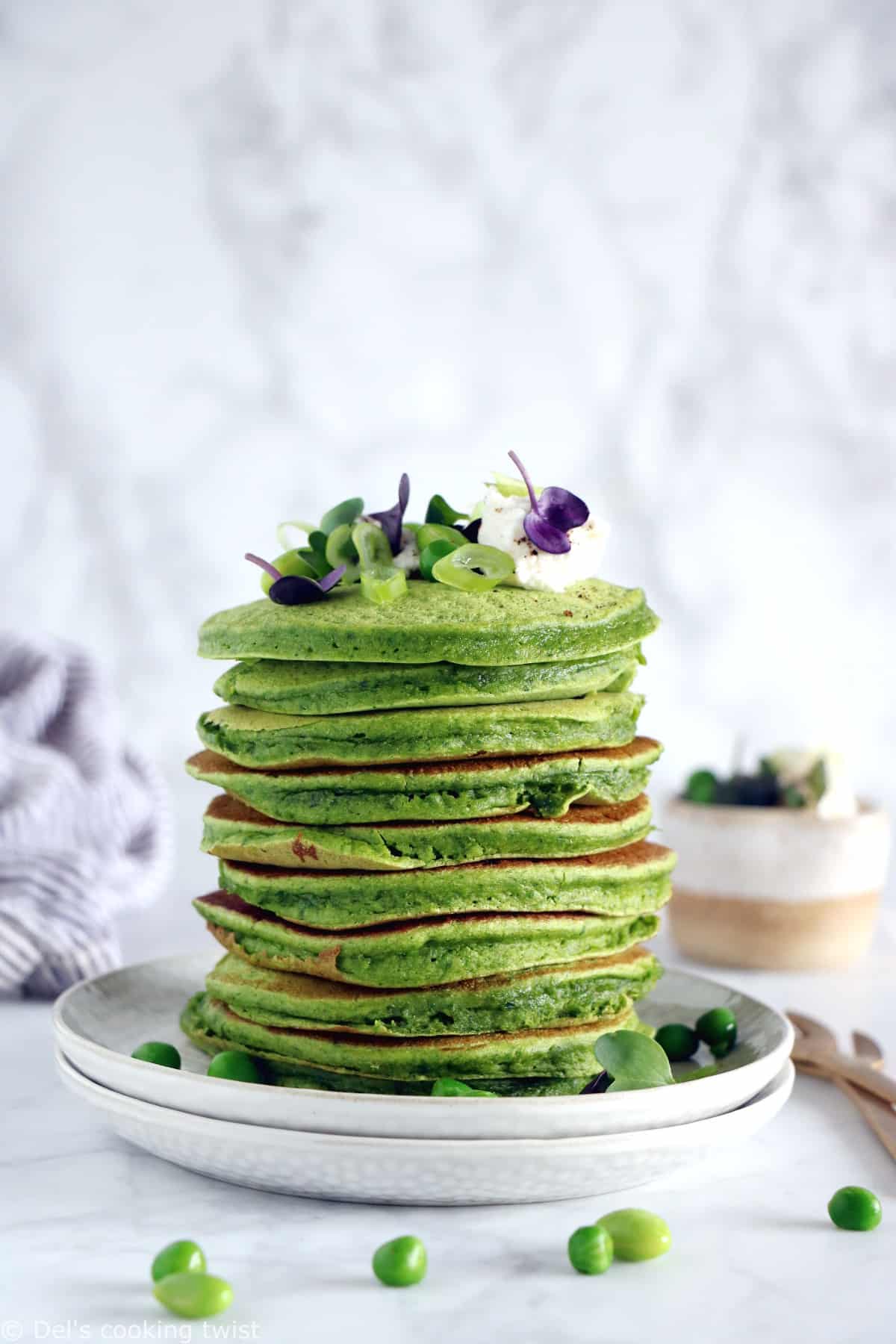 Des pancakes verts aux épinards et à la farine de pois chiches réalisés sans gluten, sans lactose et qui plaisent aux petits dès 6 mois.