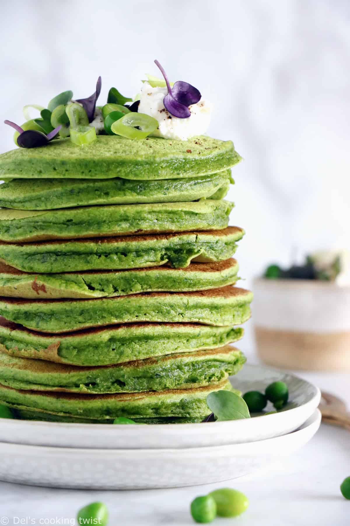 Des pancakes verts aux épinards et à la farine de pois chiches réalisés sans gluten, sans lactose et qui plaisent aux petits dès 6 mois.