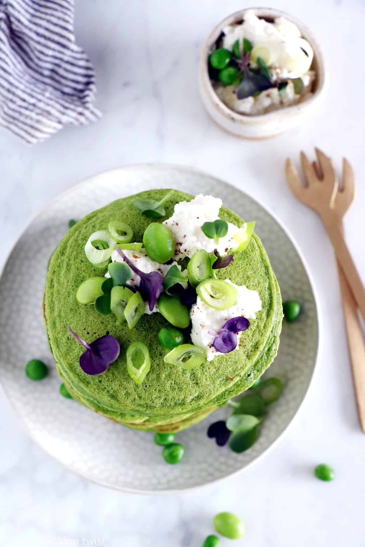 Des pancakes verts aux épinards et à la farine de pois chiches réalisés sans gluten, sans lactose et qui plaisent aux petits dès 6 mois.