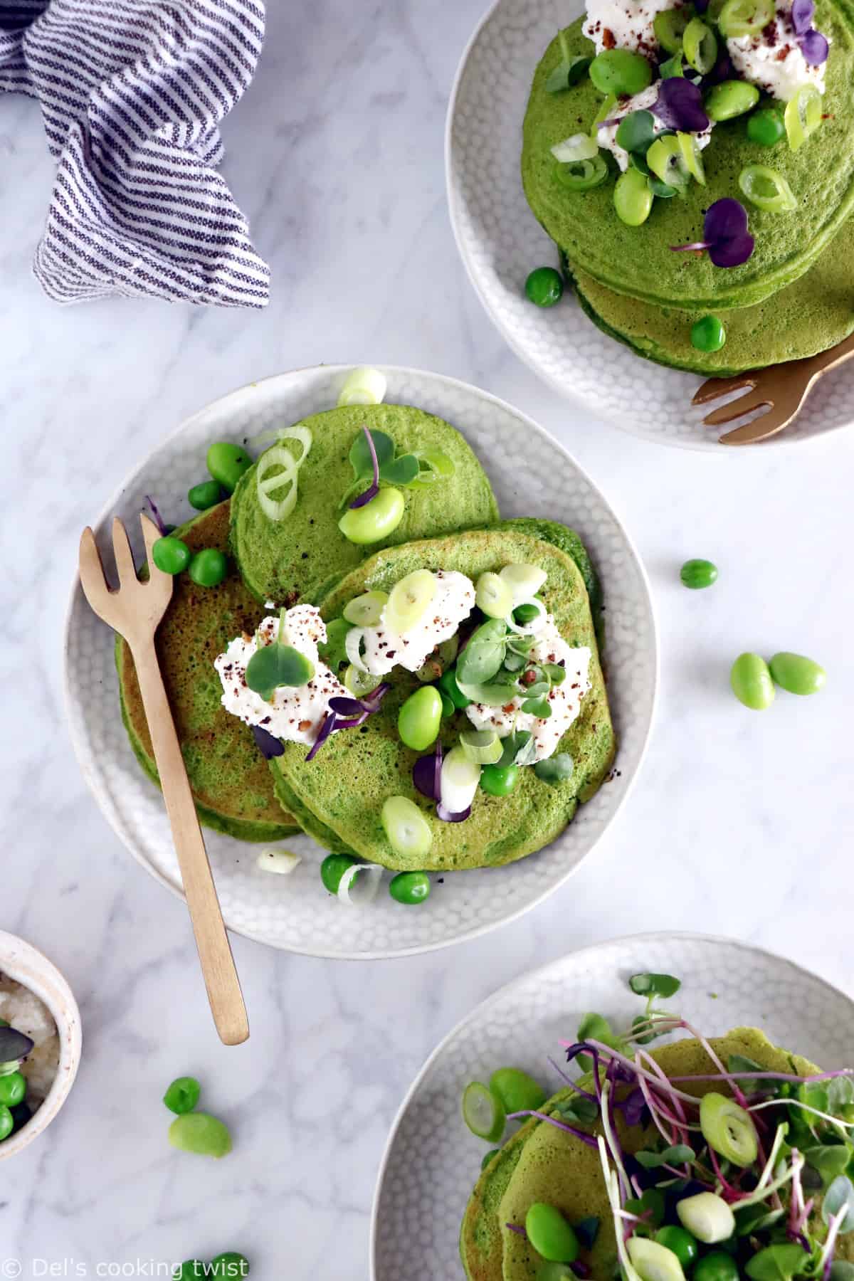 Des pancakes verts aux épinards et à la farine de pois chiches réalisés sans gluten, sans lactose et qui plaisent aux petits dès 6 mois.