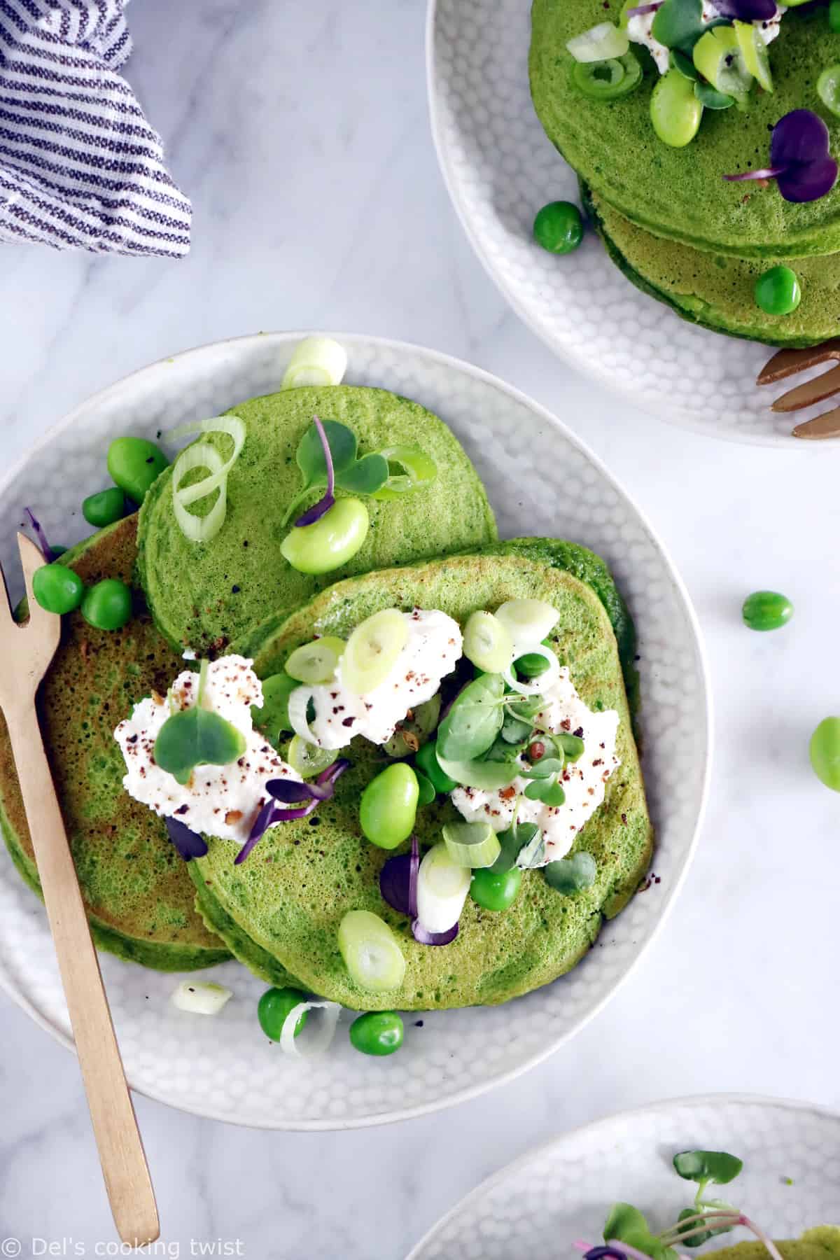 Des pancakes verts aux épinards et à la farine de pois chiches réalisés sans gluten, sans lactose et qui plaisent aux petits dès 6 mois.