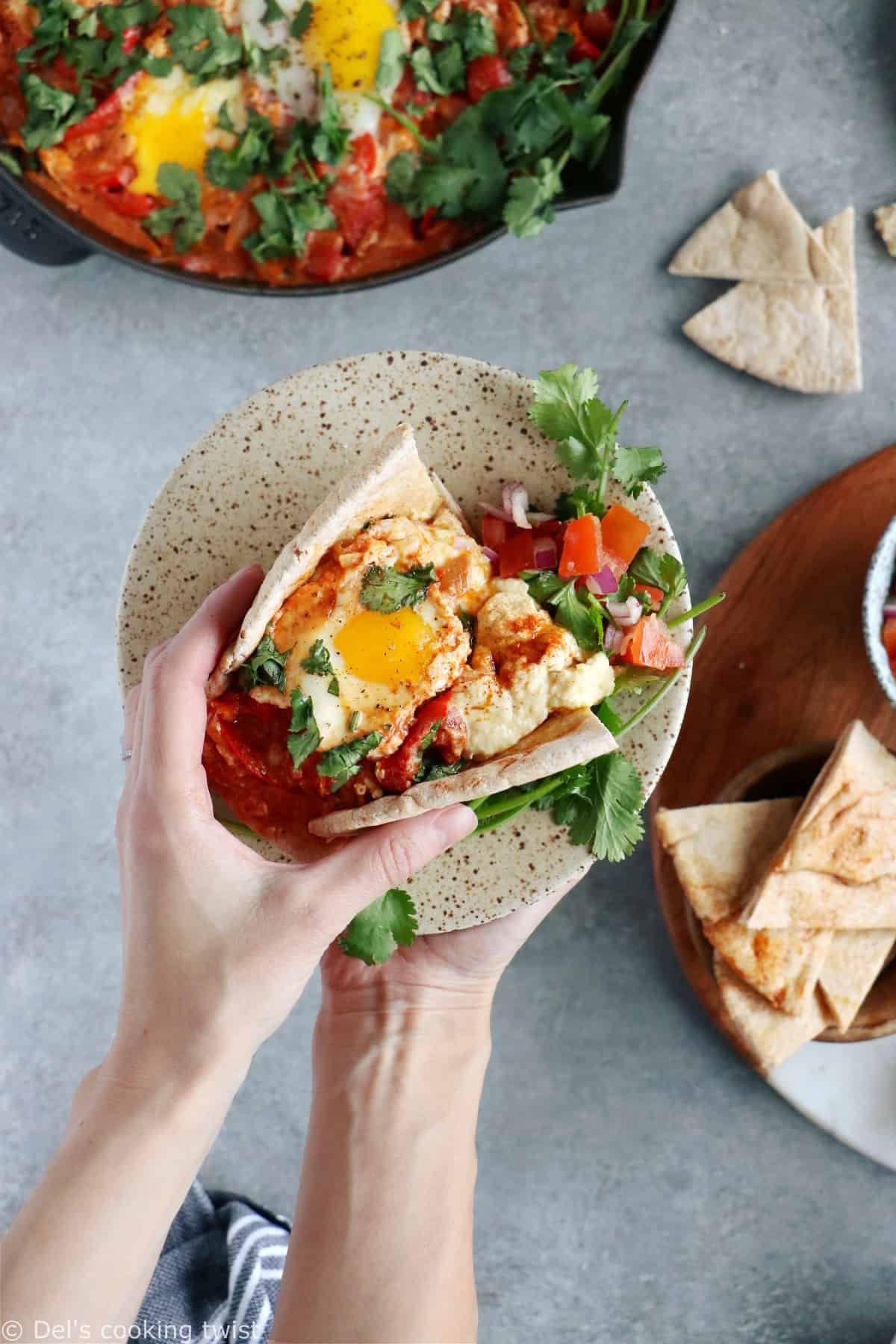 Comment servir une shakshuka ? Placez-la au centre de la table et accompagnez-la d'une déclinaison de petits plats, pains et salade pour faire du repas un véritable festin !