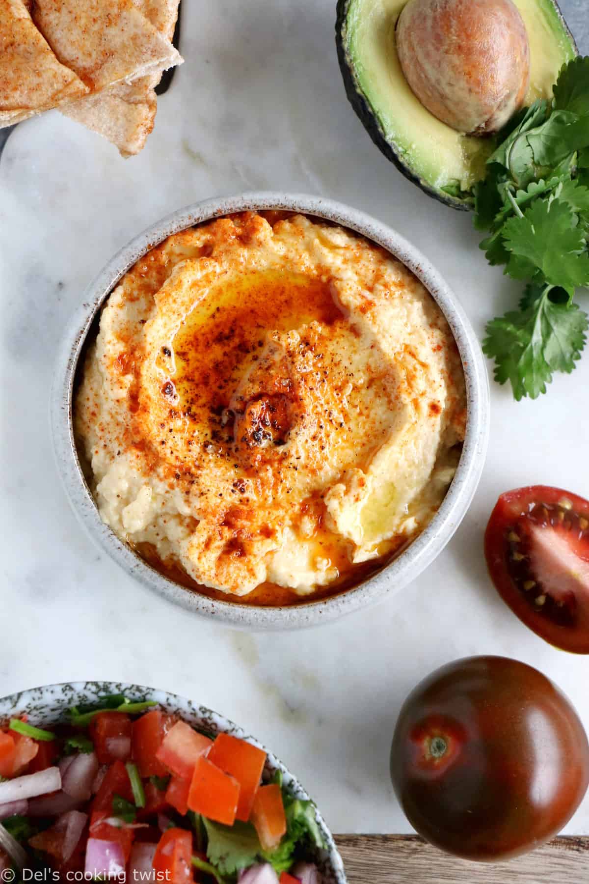 Comment servir une shakshuka ? Placez-la au centre de la table et accompagnez-la d'une déclinaison de petits plats, pains et salade pour faire du repas un véritable festin !