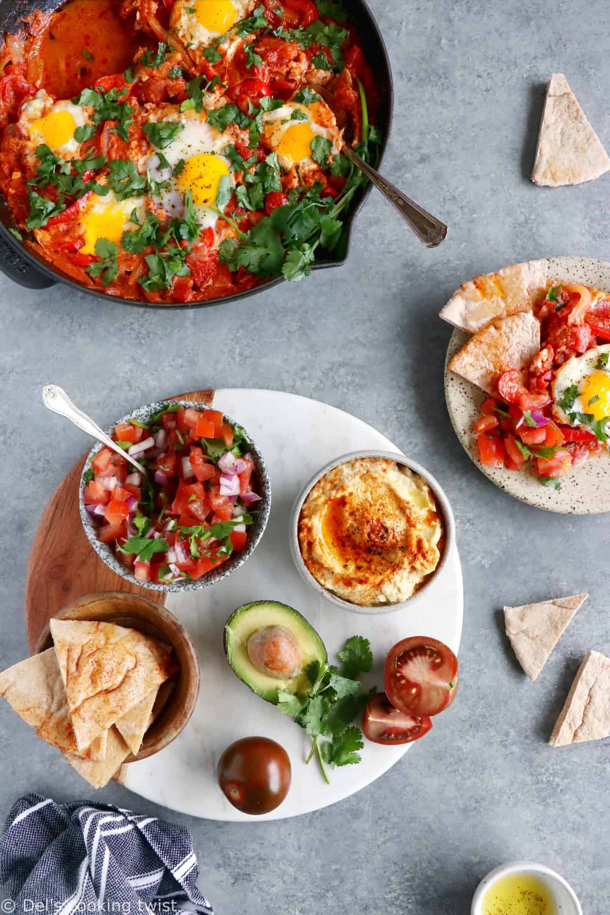 Comment servir une shakshuka ? Placez-la au centre de la table et accompagnez-la d'une déclinaison de petits plats, pains et salade pour faire du repas un véritable festin !