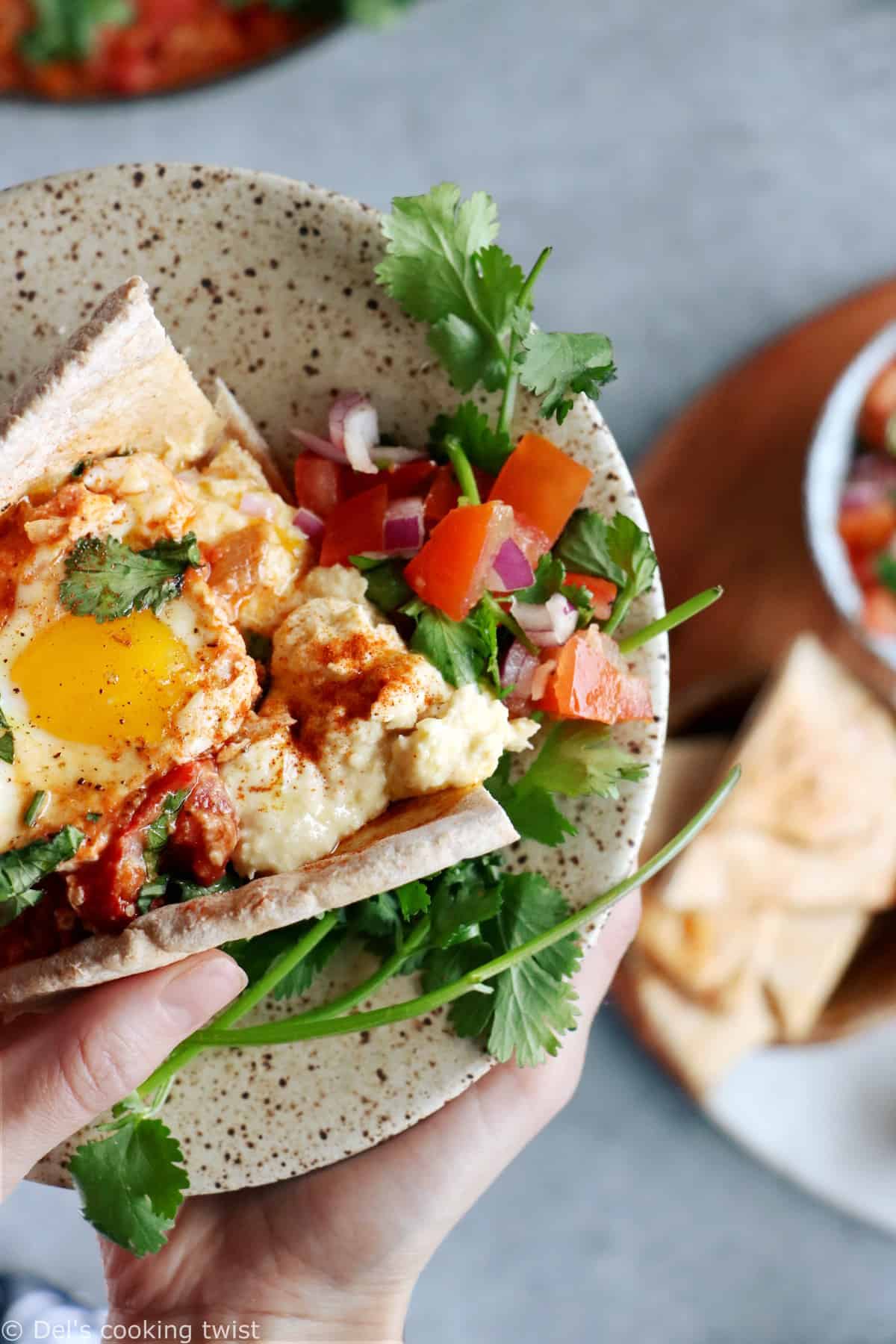 Comment servir une shakshuka ? Placez-la au centre de la table et accompagnez-la d'une déclinaison de petits plats, pains et salade pour faire du repas un véritable festin !