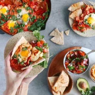 Comment servir une shakshuka ? Placez-la au centre de la table et accompagnez-la d'une déclinaison de petits plats, pains et salade pour faire du repas un véritable festin !