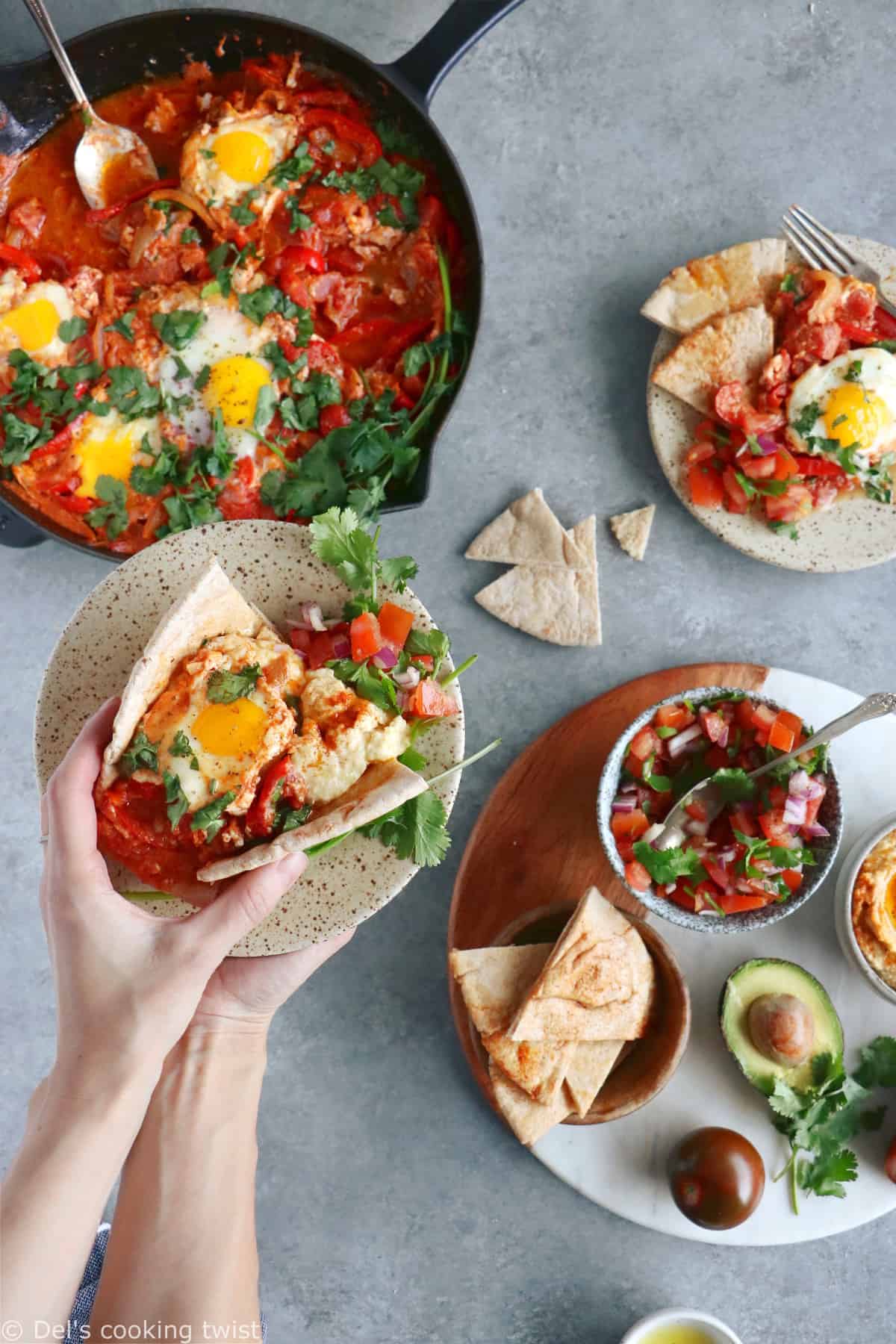 Comment servir une shakshuka ? Placez-la au centre de la table et accompagnez-la d'une déclinaison de petits plats, pains et salade pour faire du repas un véritable festin !