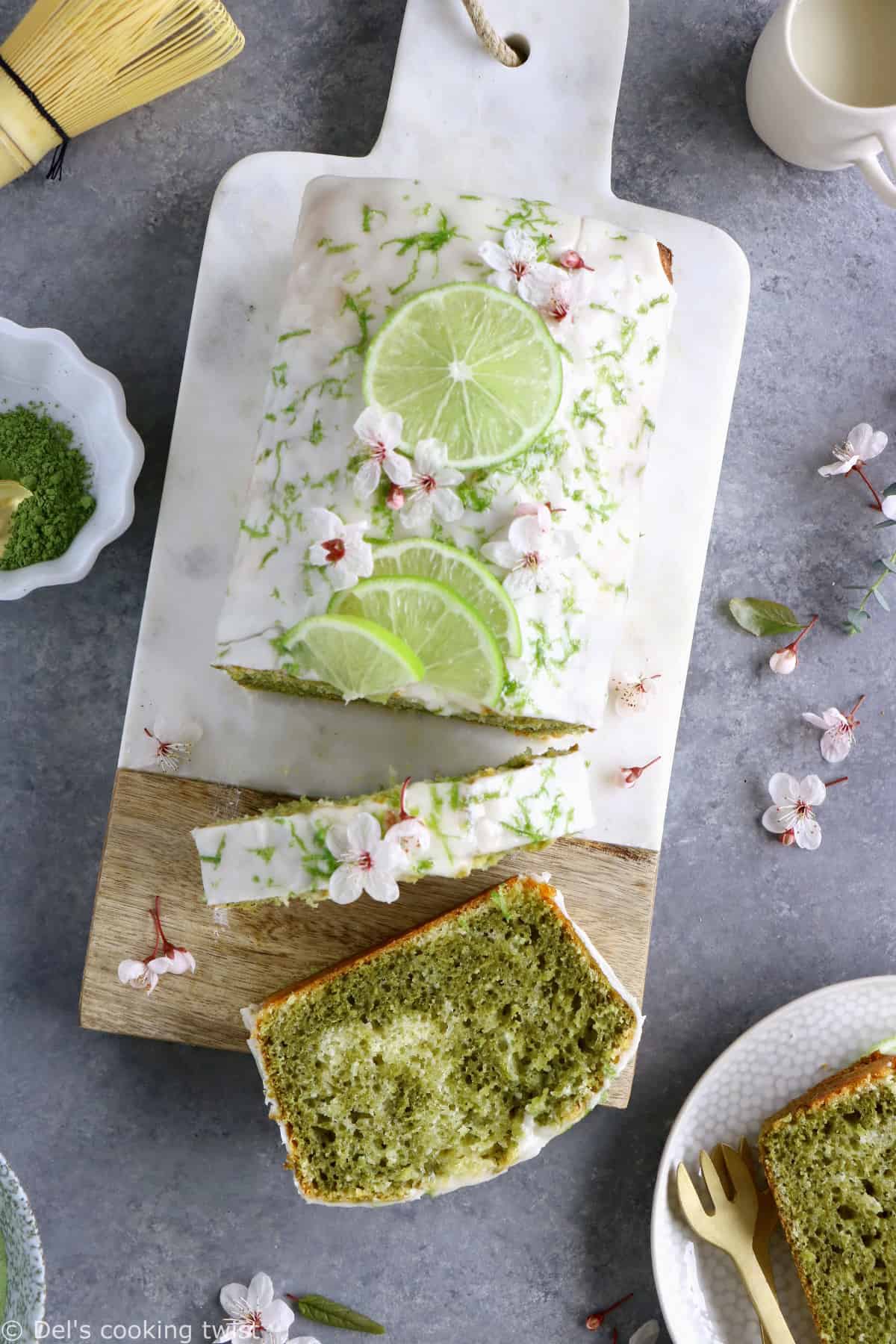 Ce cake marbré au thé matcha et citron vert est l'allié parfait du goûter. Réalisé sans lactose, il offre un subtile équilibre entre la saveur riche, intense et légèrement amère du thé matcha d'un côté et les notes acidulées du citron vert de l'autre.