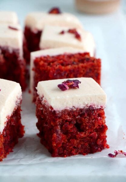 Le gâteau à la betterave façon "red velvet", c'est un dessert doux et très moelleux à la couleur rouge velour intense, réalisé sans colorant alimentaire.