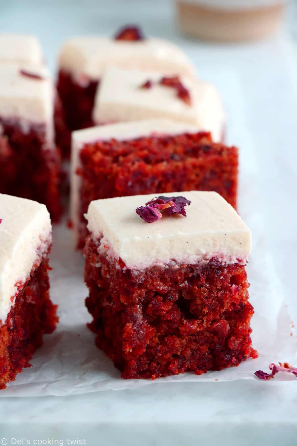 Le gâteau à la betterave façon "red velvet", c'est un dessert doux et très moelleux à la couleur rouge velour intense, réalisé sans colorant alimentaire.