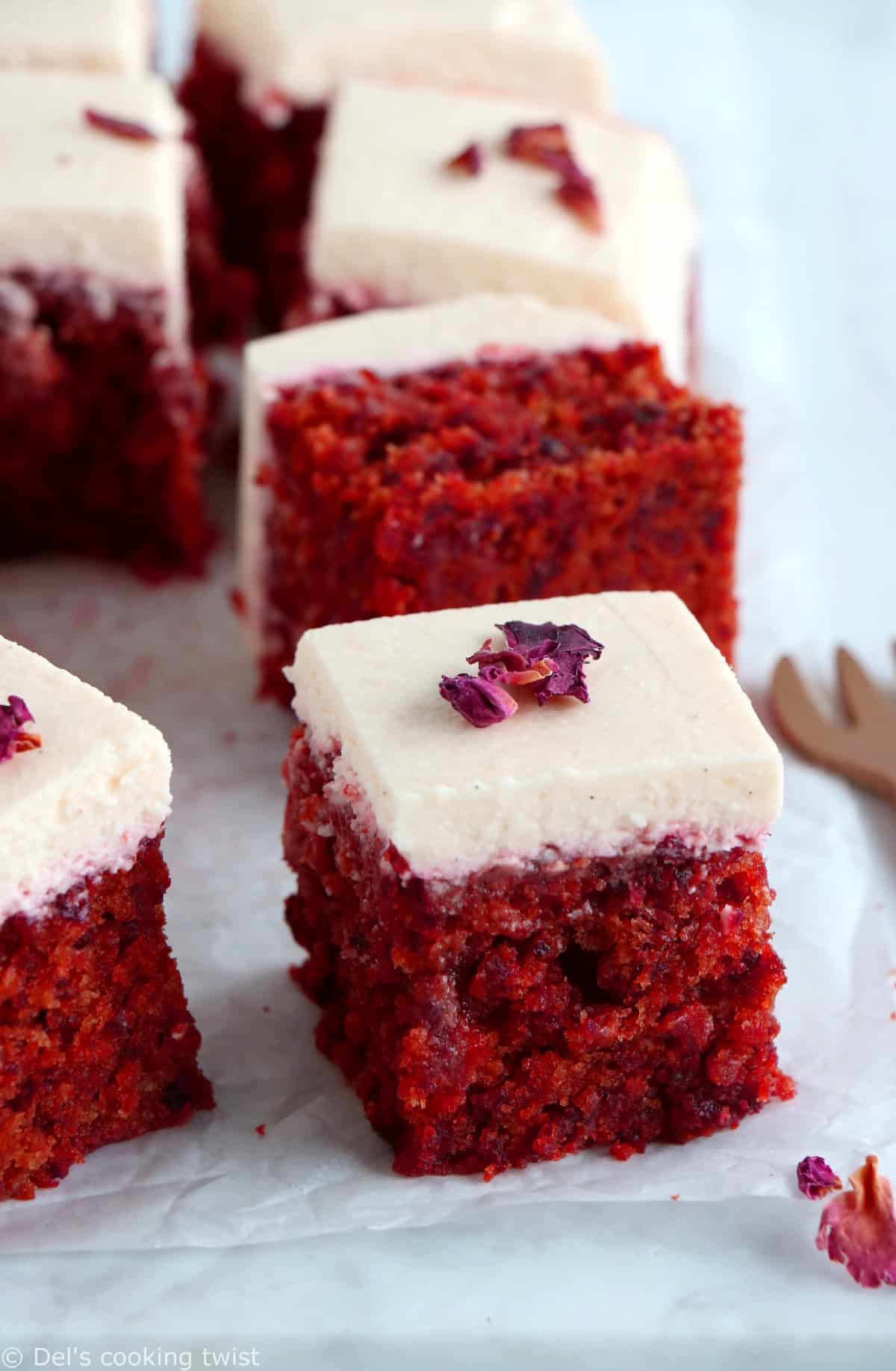 Le gâteau à la betterave façon "red velvet", c'est un dessert doux et très moelleux à la couleur rouge velour intense, réalisé sans colorant alimentaire.