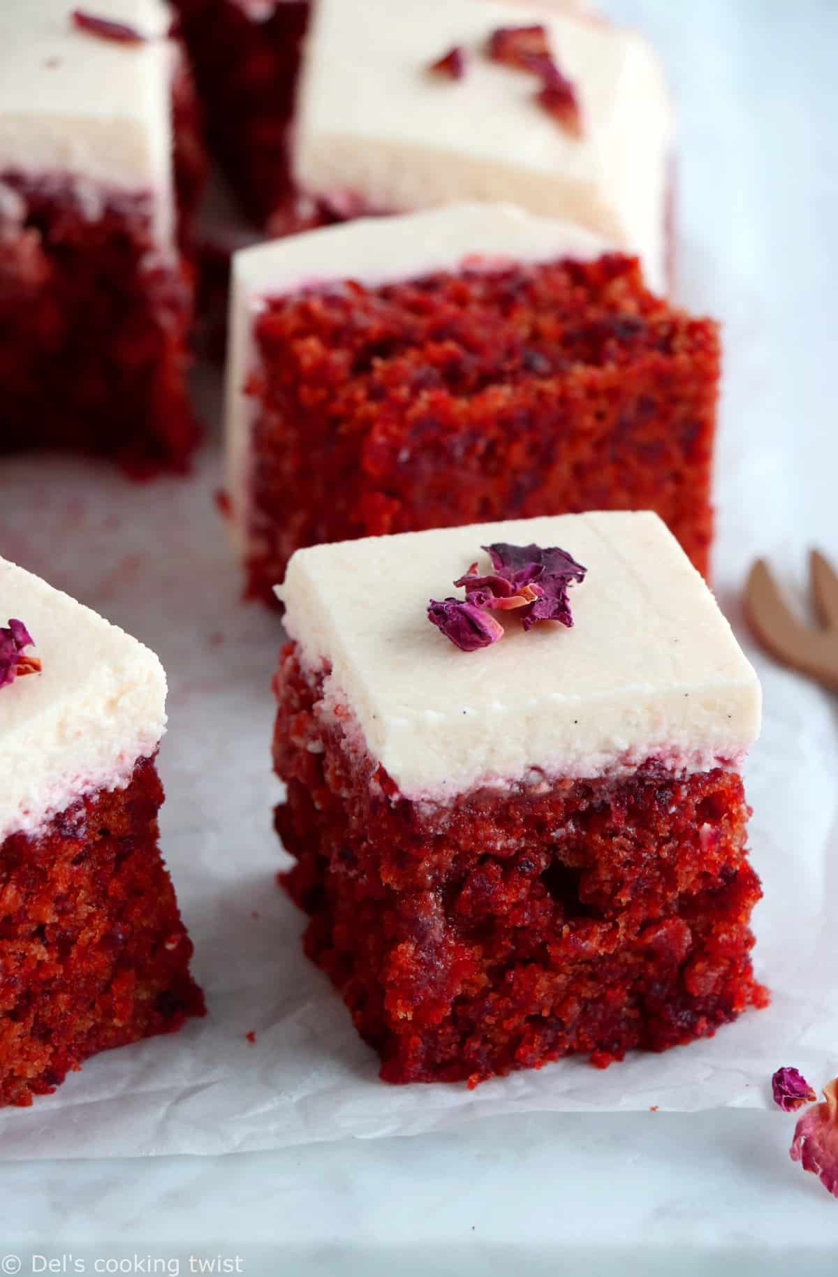 Le gâteau à la betterave façon "red velvet", c'est un dessert doux et très moelleux à la couleur rouge velour intense, réalisé sans colorant alimentaire.