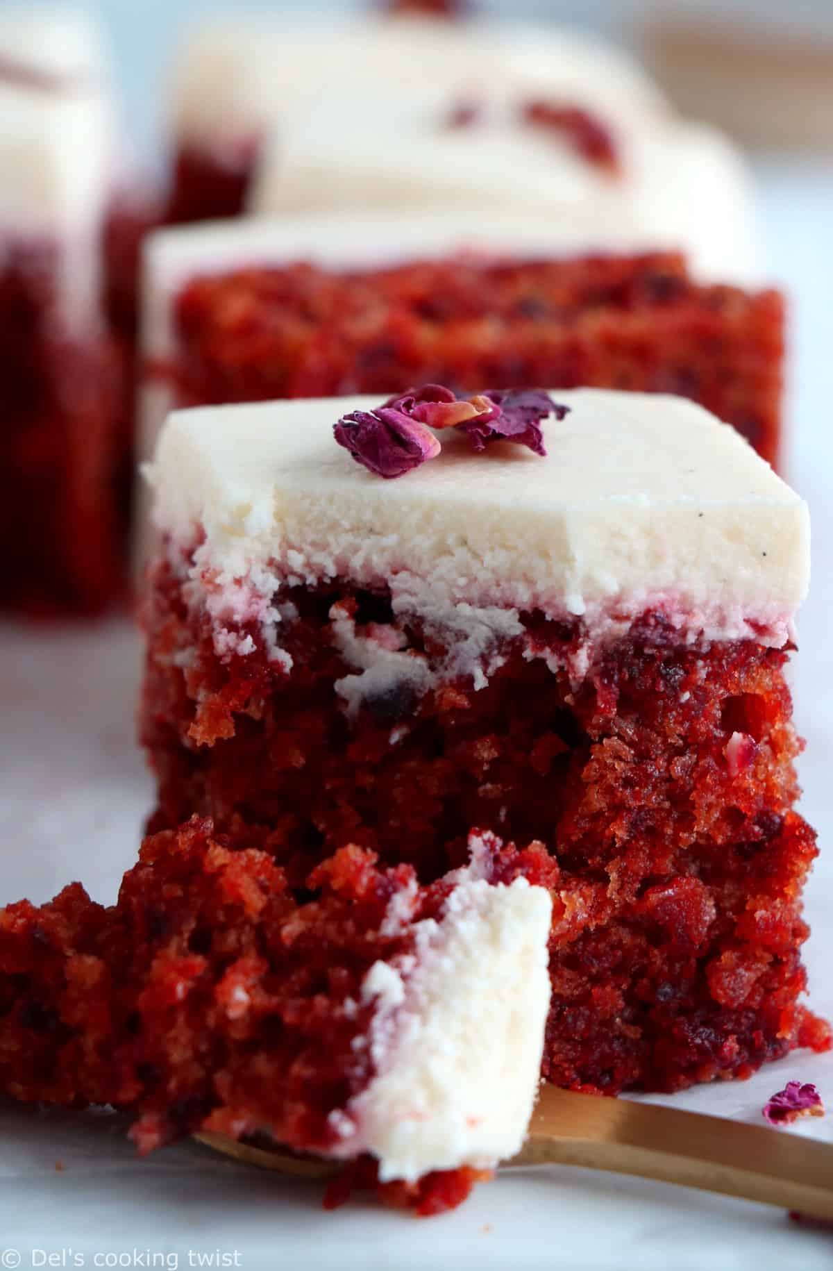 Le gâteau à la betterave façon "red velvet", c'est un dessert doux et très moelleux à la couleur rouge velour intense, réalisé sans colorant alimentaire.