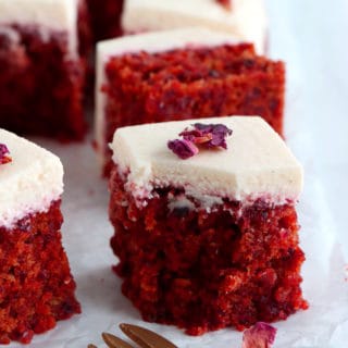 Le gâteau à la betterave façon "red velvet", c'est un dessert doux et très moelleux à la couleur rouge velour intense, réalisé sans colorant alimentaire.