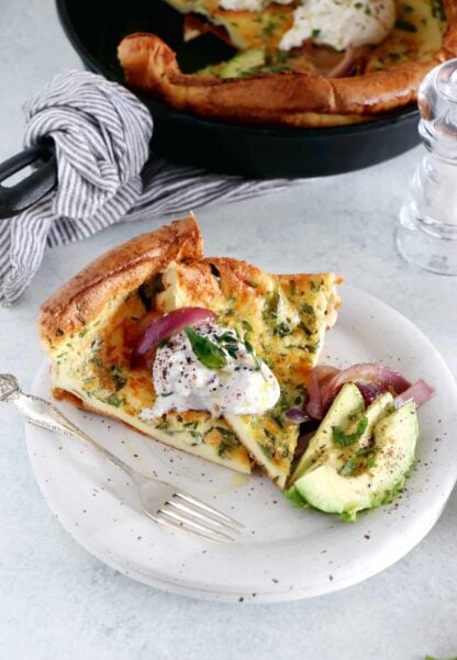 Illuminez votre brunch en préparant une Dutch baby pancake salée agrémentée d'oignons caramélisés et de burrata.