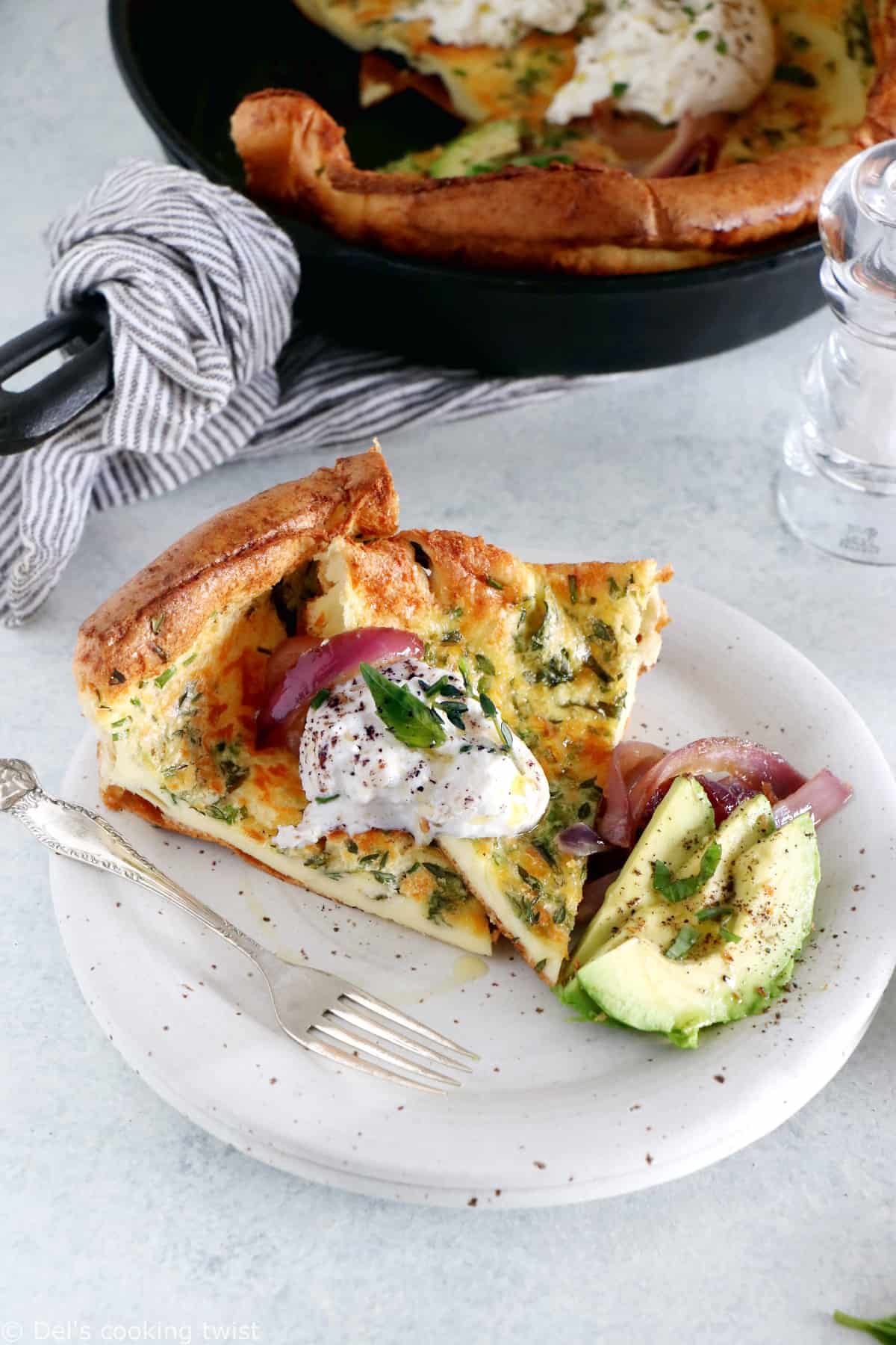 Illuminez votre brunch en préparant une Dutch baby pancake salée agrémentée d'oignons caramélisés et de burrata.