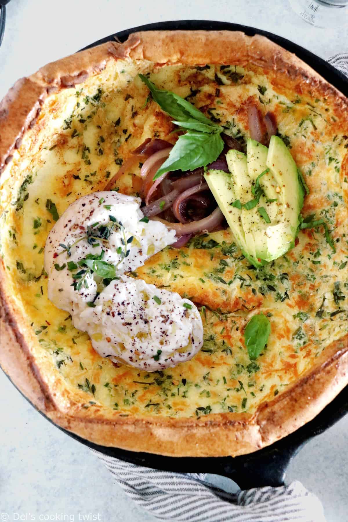 Illuminez votre brunch en préparant une Dutch baby pancake salée agrémentée d'oignons caramélisés et de burrata.