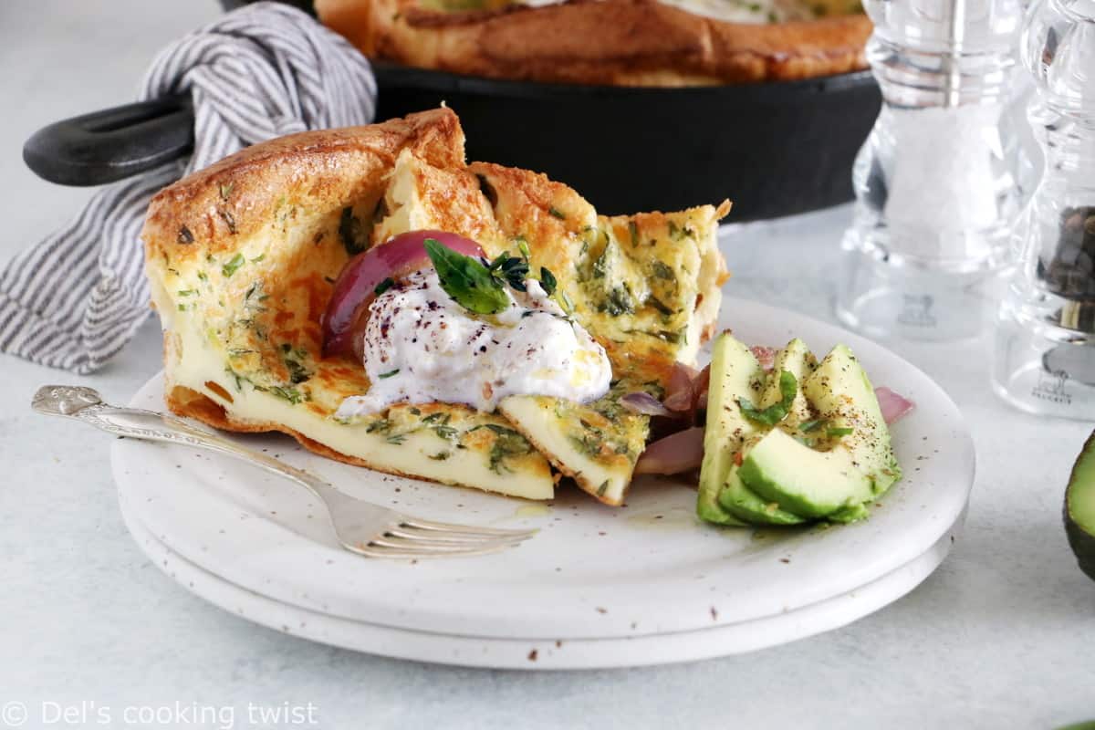 Illuminez votre brunch en préparant une Dutch baby pancake salée agrémentée d'oignons caramélisés et de burrata.