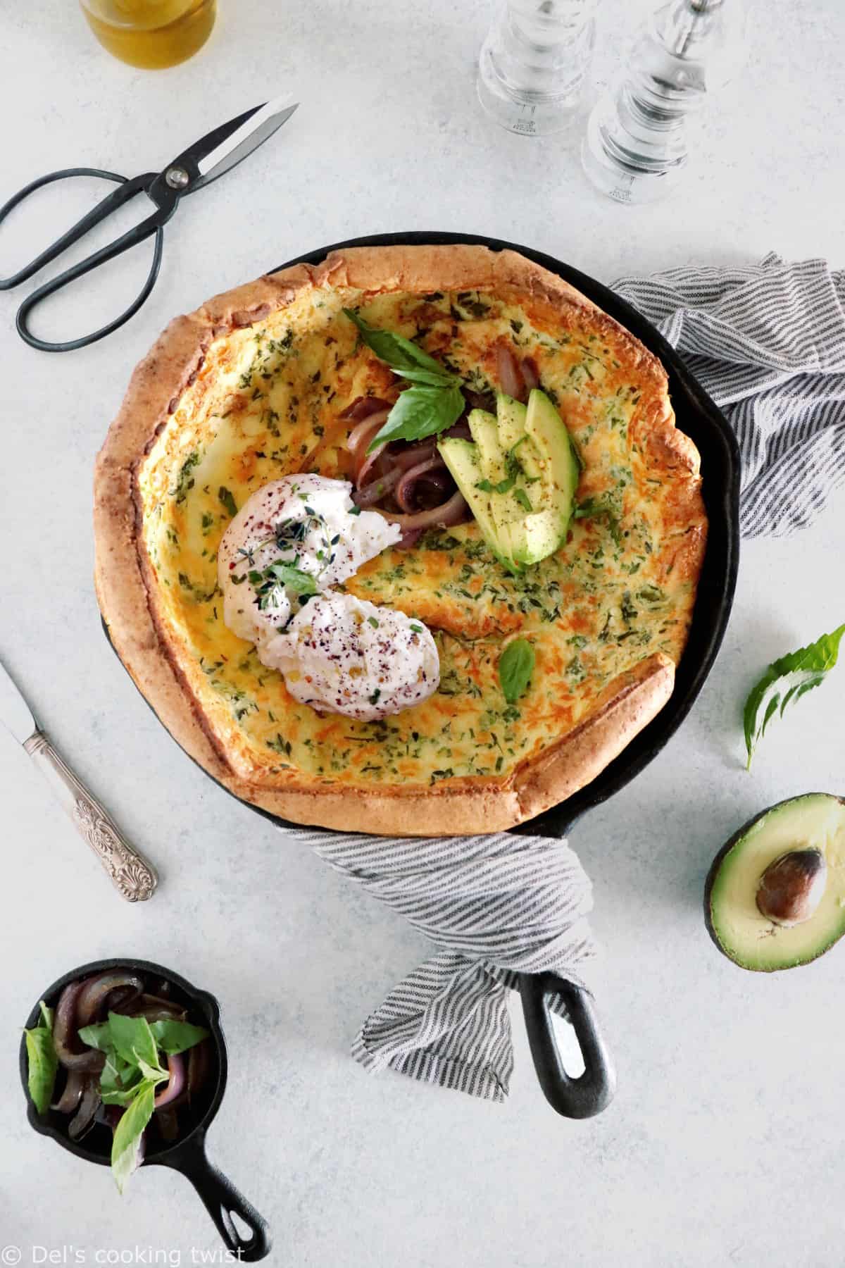 Illuminez votre brunch en préparant une Dutch baby pancake salée agrémentée d'oignons caramélisés et de burrata.