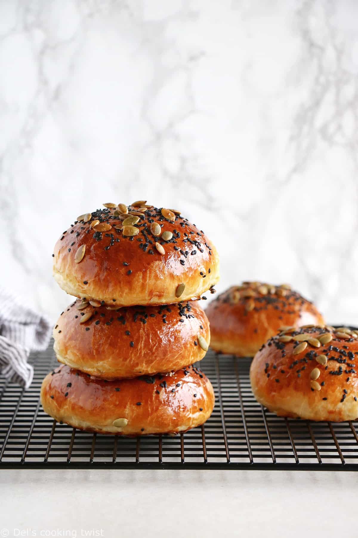 Découvrez la recette ultime des pains à burgers briochés à la texture douce, aérienne et très moelleuse.