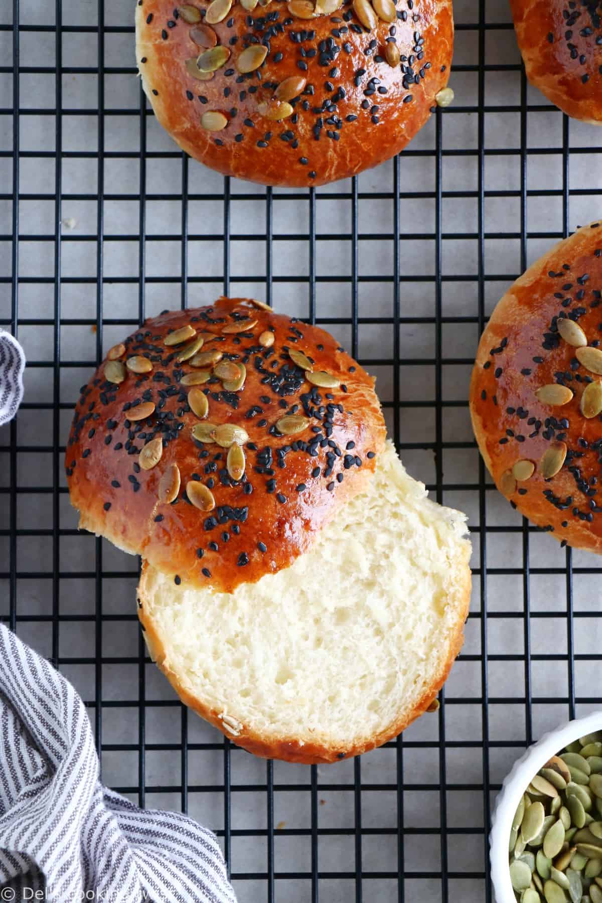 Découvrez la recette ultime des pains à burgers briochés à la texture douce, aérienne et très moelleuse.