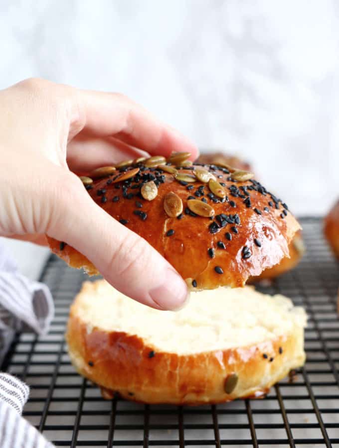 Découvrez la recette ultime des pains à burgers briochés à la texture douce, aérienne et très moelleuse.